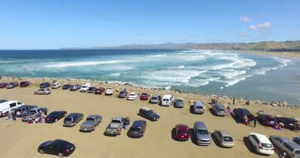 Parking cars along the Big Sur — Stock Video