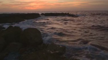 Dalgalar kıyıya kopma