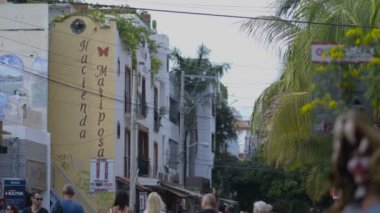 Şehir sokaklarında yaşayan insanlar 