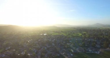 evleri çevreleyen ile yeşil alan