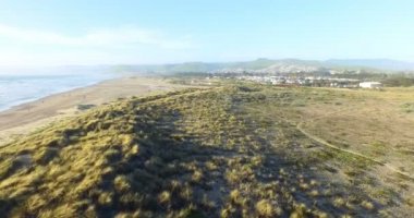 Kumsalda yürüyen insanlar