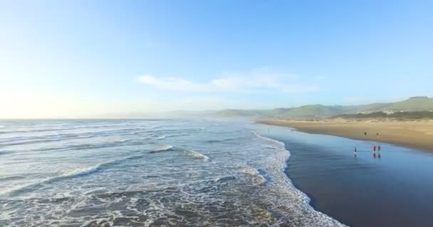 Ondas do oceano quebrar na praia — Vídeo de Stock