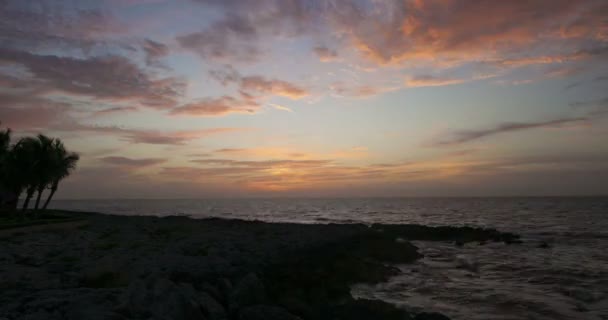 Puesta de sol en la costa rocosa — Vídeo de stock