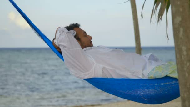 Turista en playa tropical — Vídeos de Stock