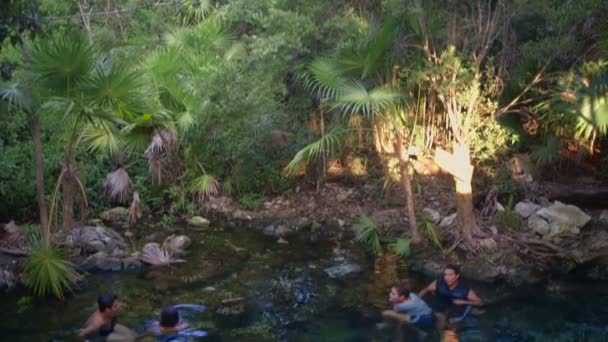 Pessoas em lago tropical — Vídeo de Stock