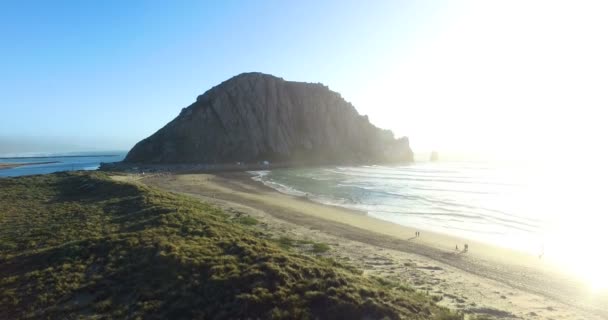 Океанічні хвилі розбиваються на пляжі — стокове відео