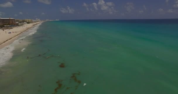 Luchtfoto van de stad Cancun — Stockvideo