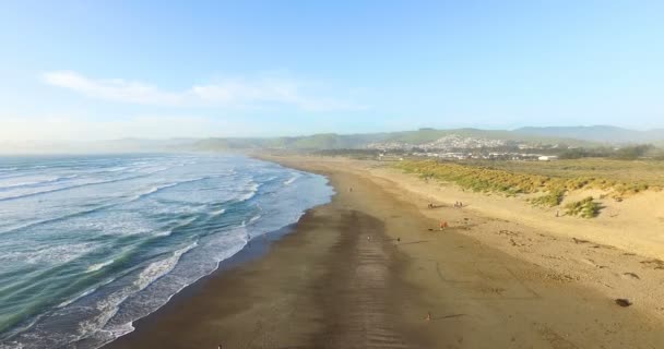 Σπάνε τα κύματα στον ωκεανό στην παραλία — Αρχείο Βίντεο