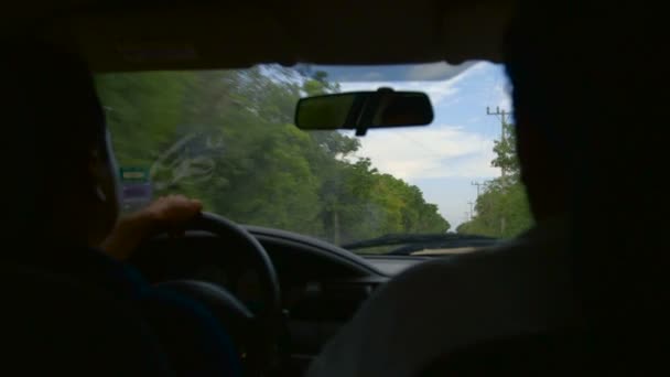 Az emberek az autó vezetés — Stock videók