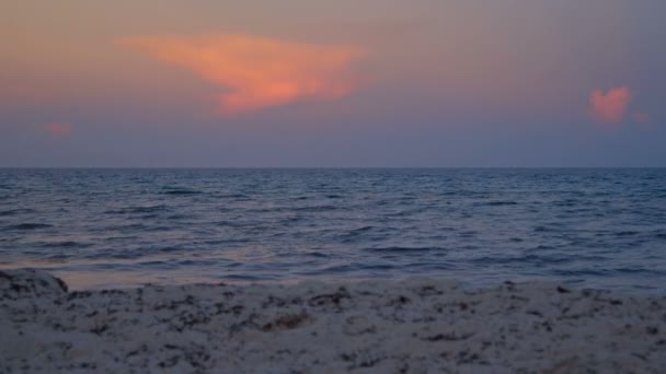 Strand en de zee bij zonsondergang — Stockvideo