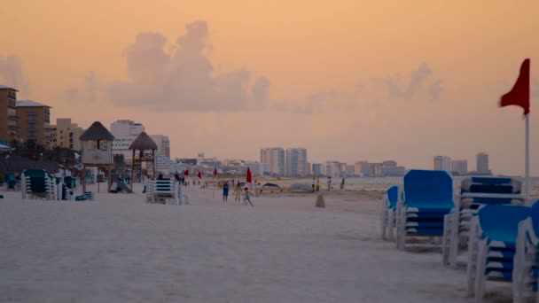 Touristen am tropischen Strand — Stockvideo