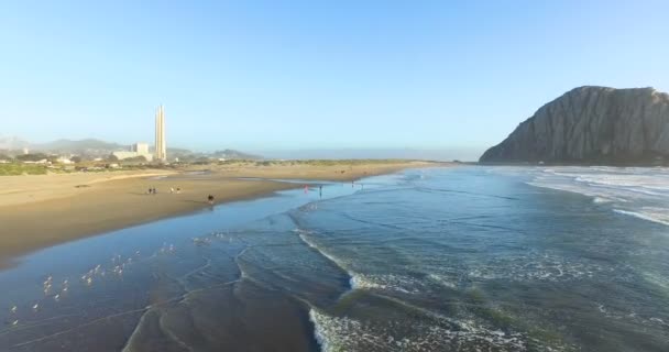Fale oceanu złamać na plaży — Wideo stockowe