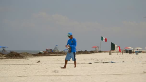 Tourist on tropical beach — Stock Video