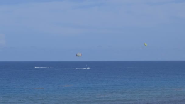 Touristes voyageant avec des voiles para — Video