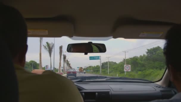 Άνθρωποι οδήγηση στο αυτοκίνητο — Αρχείο Βίντεο