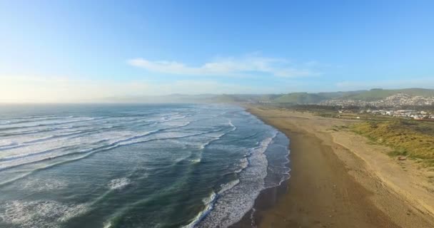 Ondas do oceano quebrar na praia — Vídeo de Stock