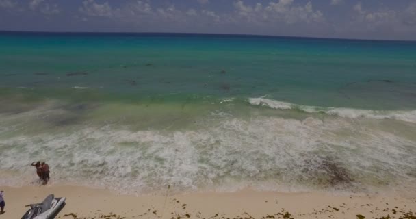 Вид с пляжа на море — стоковое видео