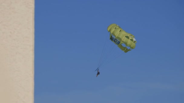 Parasailing en el mar azul — Vídeo de stock