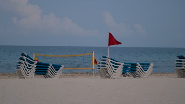 Praia com cadeiras de praia — Vídeo de Stock