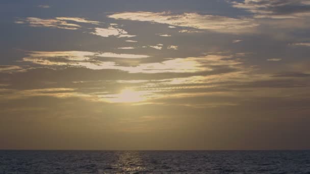 Coucher de soleil et vagues océaniques — Video