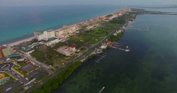 Vista aérea da cidade de Cancún — Vídeo de Stock
