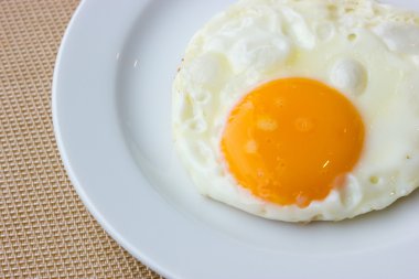 Beyaz bir tabak kızarmış yumurta