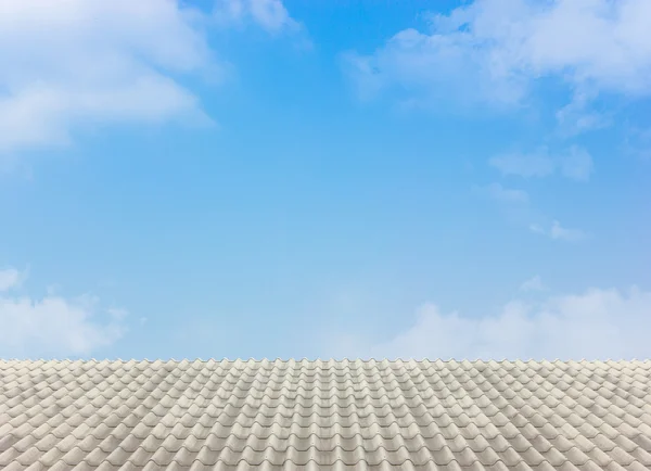 Tetto bianco con il cielo blu nuvoloso — Foto Stock