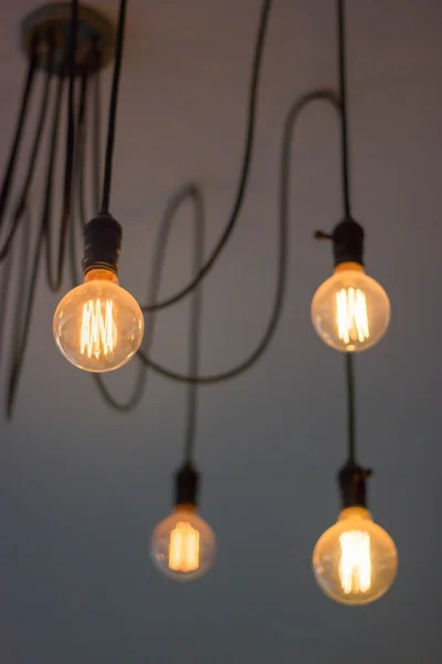 Glühbirnen hängen — Stockfoto