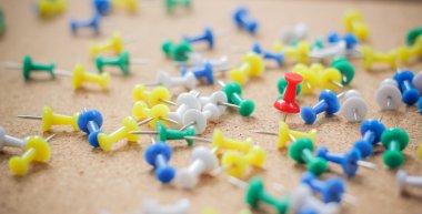 Bir kırmızı PIN öne renkli Pins mektup stili kalabalıktan 