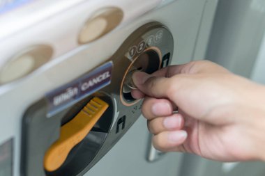 Geceleri soğuk içecek almak için otomata para sokuyorum.