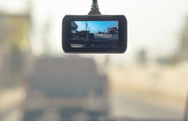Trafik kazasında yedekleme için ön araba kamerası kaydedicisi.