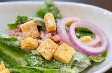 Kraker ve soğanlı Sezar salatası