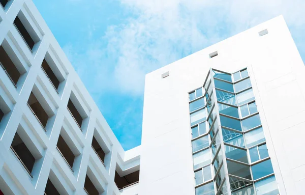 青い曇天の現代建築物抽象的な低い角度の雲外部オフィスの高層ビル背景 — ストック写真
