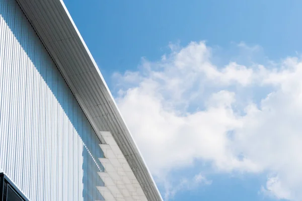 Fabryczny Dach Magazynowy Zachmurzonym Błękitnym Niebem Tło Nieruchomości Przemysłowej Przestrzenią — Zdjęcie stockowe