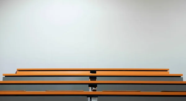 Escritorio Estudiante Vacío Con Silla Madera Aula Conferencias Universidad Fondo —  Fotos de Stock