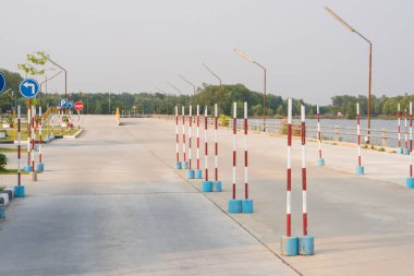 Kırmızı Pol Tabelasıyla Sürücü Kursu Trafik Alanı