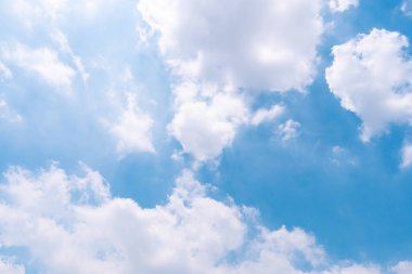 Geniş mavi gökyüzü, yazın güneşli bir gününde kabarık bulutlu geniş bir grup, sakin bir arka plan.