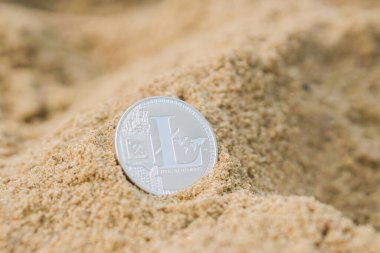 Gümüş Fiziksel Litecoin kuma gömüldü, Kripto para birimi eğilimiyle, Cryto madencilik ayı pazarı