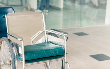 Yaşlı hastalar ve engelliler için hastanede boş tekerlekli sandalye hizmetleri