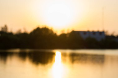 Gölde Bulanık Günbatımı Yansıması Akşam Manzarası Arkaplanı