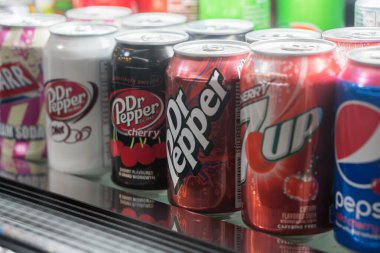 BANGKOK, THAILAND - 26 Ocak 2018: Store 'da soğuk dondurucuda çeşitli markalar, alüminyum kutularda hafif içecekler satılıyor