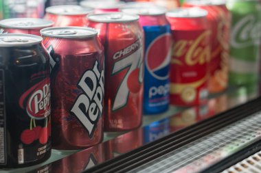 BANGKOK, THAILAND - 26 Ocak 2018: Store 'da soğuk dondurucuda çeşitli markalar, alüminyum kutularda hafif içecekler satılıyor