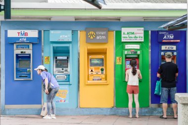 Bangkok, Tayland - 26 R 2018: İnsanlar Victory Anıtı 'ndaki çeşitli bankaların açık hava ATM para makinesi ünitelerini kullanarak parayı kolayca tek bir yere aktarıyorlar.