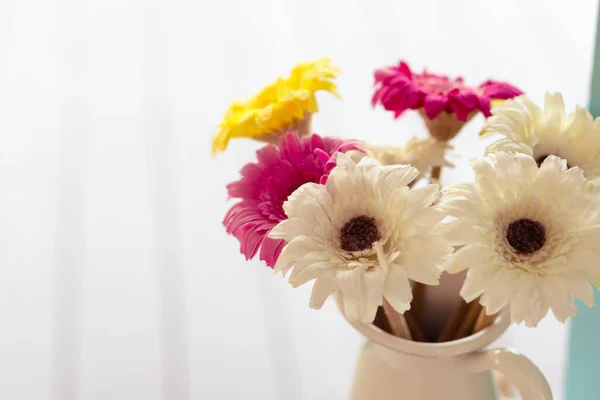 Kolorowe Kwiaty Wazonie Światłem Okna Summer Design Przestrzenią Kopiowania — Zdjęcie stockowe