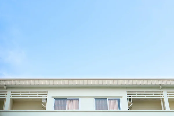 学生寮青い空を持つ大学の建物 コピースペースと学校の背景に戻る — ストック写真