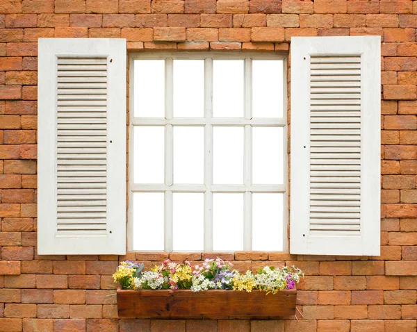 Stare Białe Okno Izolowane Ceglanej Ścianie Kwiatami Pudełku Wzór — Zdjęcie stockowe