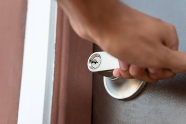 Metal kapı, ev içi elle açılan anahtar deliği, modern çağdaş giriş elementi.