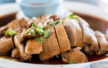 Çin Yeni Yılı yemeği için Tayland usulü kızarmış ördek, Bangkok Tayland restoranı.