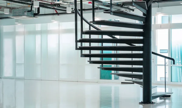 Negro Escalera Caracol Moderna Oficina Negocios Con Ventana Paisaje Urbano — Foto de Stock