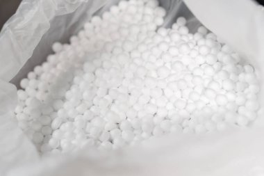 Plastik torbada beyaz polistiren köpük boncuklar, lüks ambalajlarda atık yastık malzemesi